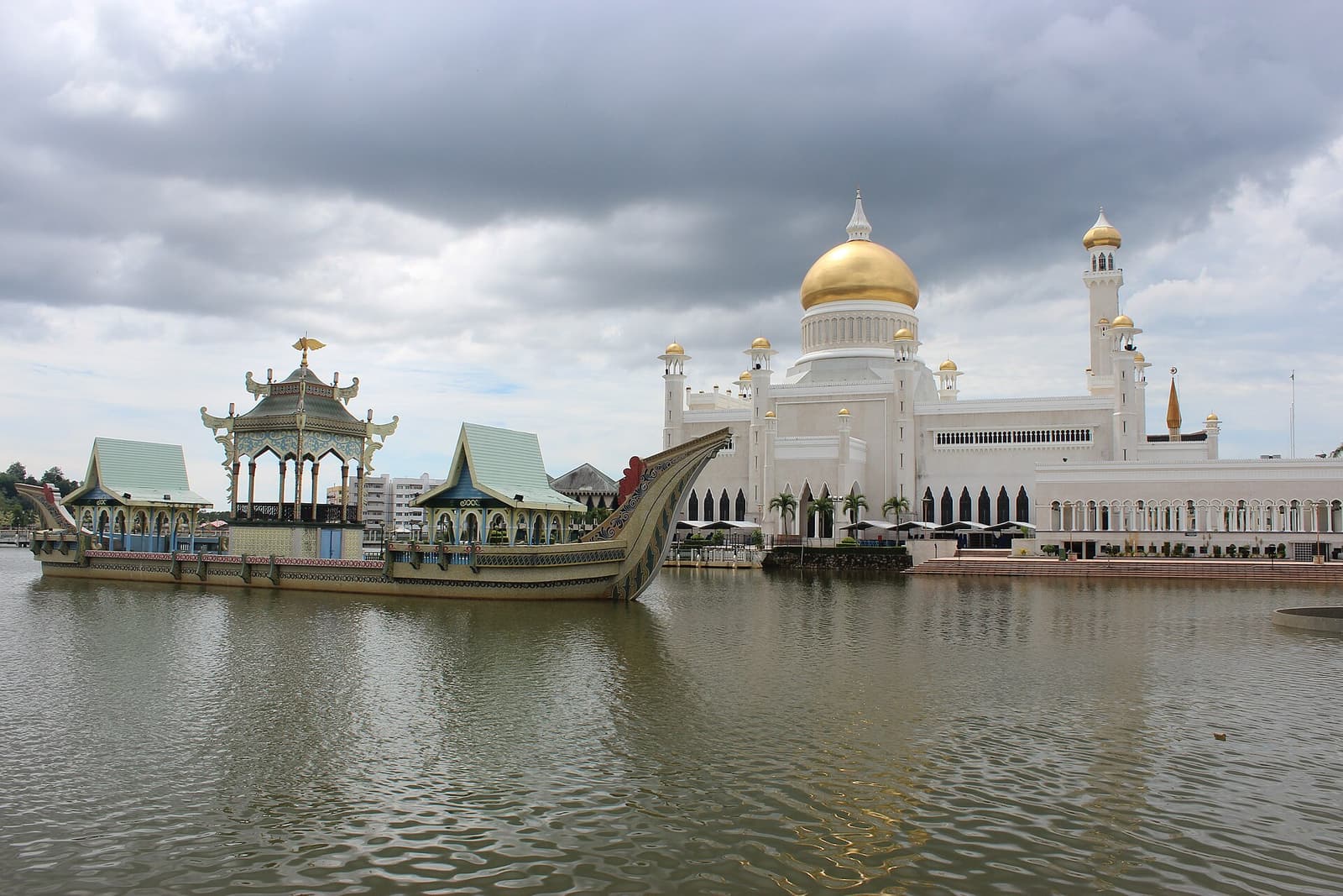 The Omar Ali Saifuddien Mosque and the ceremonial barge in its lagoon