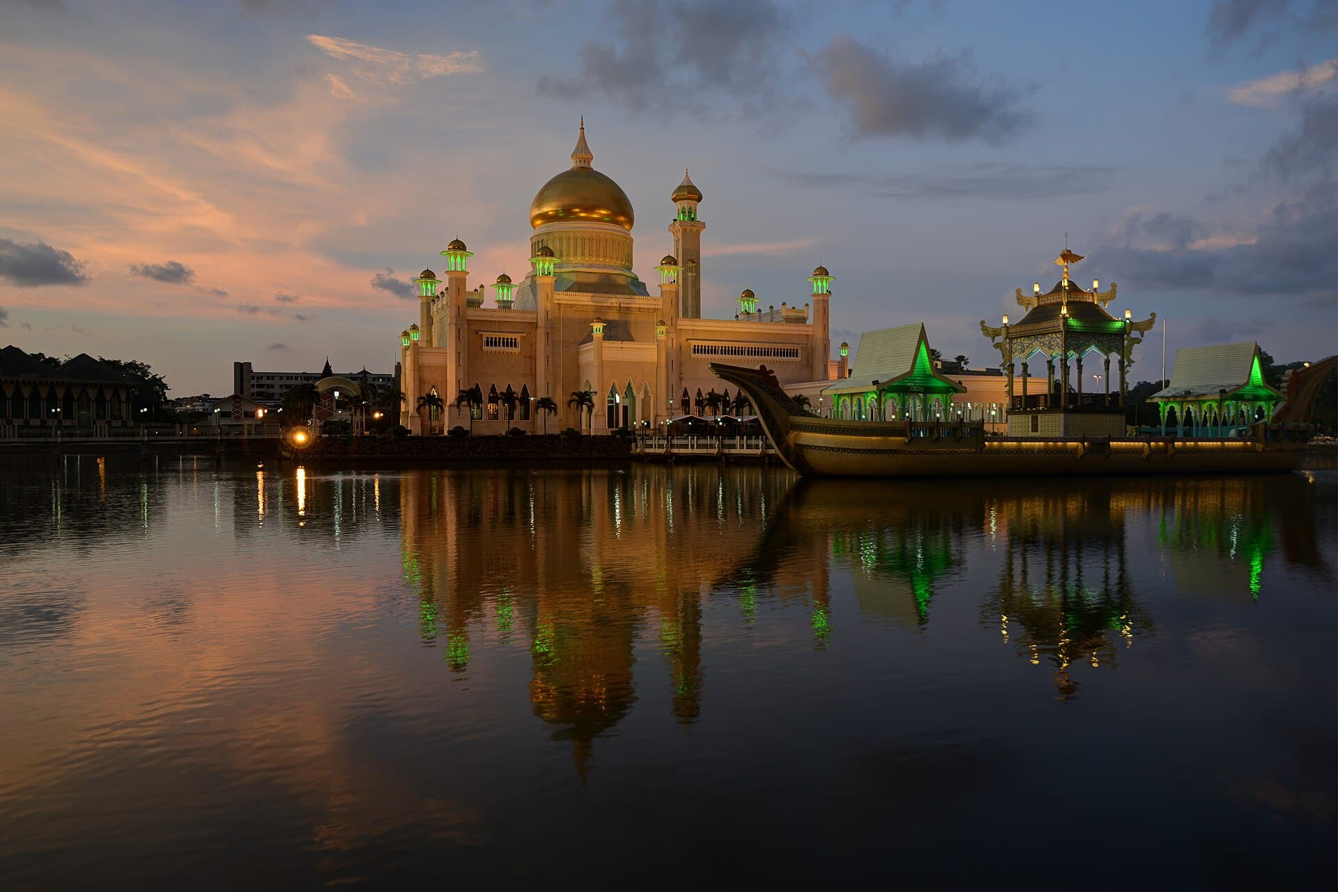 The Omar Ali Saifuddien Mosque lit up at dusk