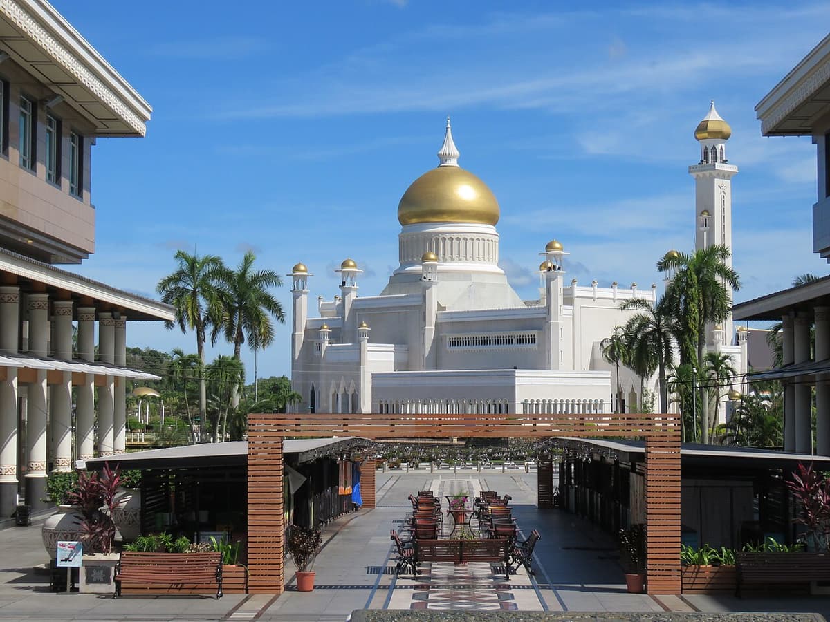 The Omar Ali Saifuddien Mosque seen from a pedestrian food street in the city centre