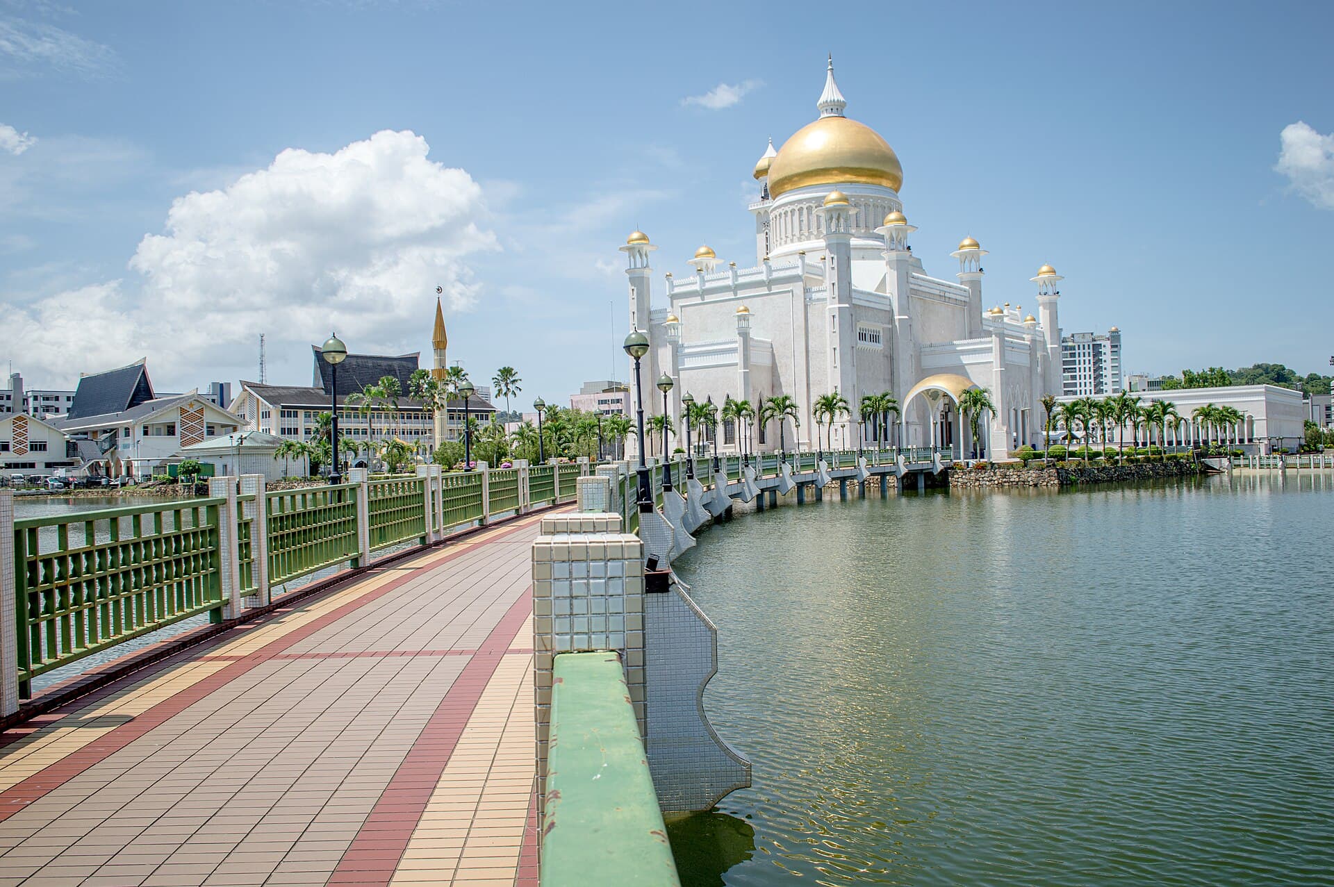 The Omar Ali Saifuddien Mosque and its golden dome beside the lagoon, Bandar Seri Begawan